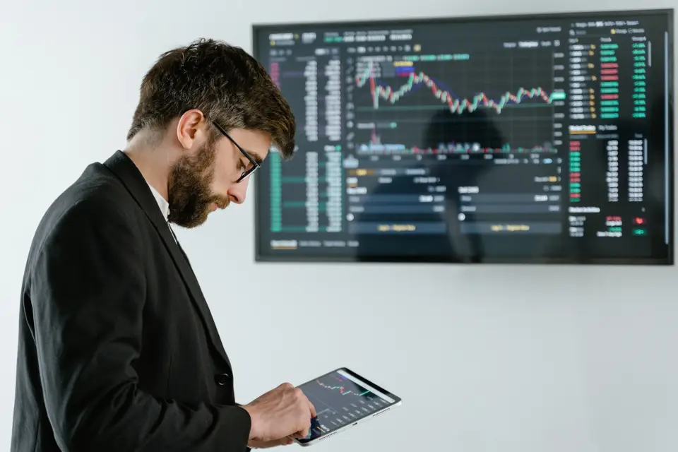 man-looking-to-his-tab