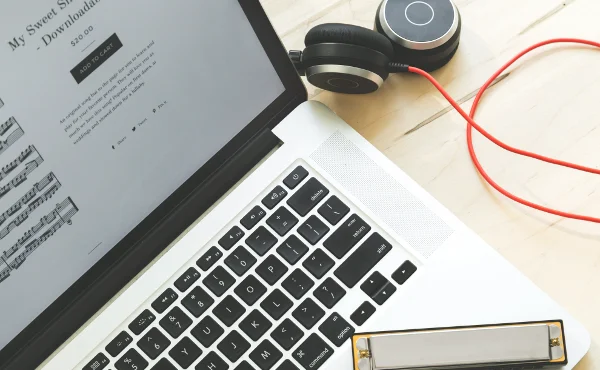 laptop-on-a-table-opend-an-e-commerence-integration-searvice